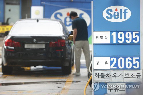 유류세 인하 폭 확대와 국제유가 하락으로 전국 휘발유값이 3주째 하락세를 보이고 있다. 연합뉴스
